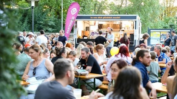 Viele Menschen bei einem Foodfestival im Park